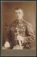 Cca 1914 Katona Karddal, Kitüntetésekkel, Keményhátú Fotó Borsy Béla Rákospalotai Műterméből, 16,5×10,5 Cm - Other & Unclassified