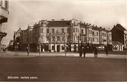 ** T1 Szolnok, Nerfeld Palota, Gyógyszertár, Gerő üzlete, Royal Biztosító, Kristály Cipő, Utcai Benzintöltő állomás. Far - Ohne Zuordnung