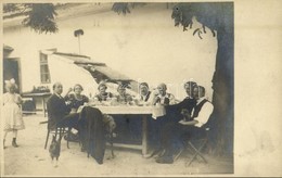 * T2/T3 1923 Üröm, Hartwiger Rezső Vendéglője, étterem, Kert Vendégekkel, Szódásszifonok Az Asztalon. Photo (EK) - Non Classés
