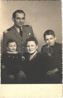 * T1/T2 1943 Kolozsvár, Cluj; Magyar Katonatiszt és Családja / Hungarian Soldier And His Family. Fotofilm Photo - Unclassified