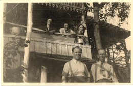 * T1/T2 1943 Mezőmadaras, Madaras; Család A Ház Erkélyén / Family, Balcony, Photo - Ohne Zuordnung