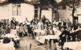 * T2/T3 Temesvár, Timisoara; Vendéglő Udvara Cigány Zenekarral / Garden Of The Restaurant With Gypsy Musicians. Ludwig B - Ohne Zuordnung