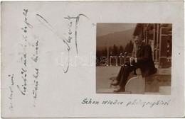 T2 1912 Tátralomnic, Tatranská Lomnica (Tátra, Magas Tátra, Vysoké Tatry); Lépcsőnél ülő Férfi / Man Sitting By The Stai - Ohne Zuordnung