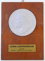 1970. Lenint ábrázoló Porcelán Plakett Fa Talpon, Akasztóval 'LENIN CENTENÁRIUM MSZMP BUDAI JÁRÁSI BIZOTTSÁGA' (91mm) T: - Non Classés