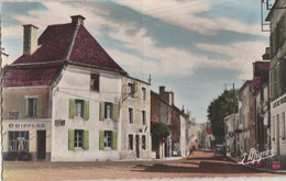 ESSOYES - LA RUE GAMBETTA - BELLE CARTE PHOTO COULEUR - COMMERCES - VEHICULE AUTOMOBILE - 2 SCANNS - - Essoyes