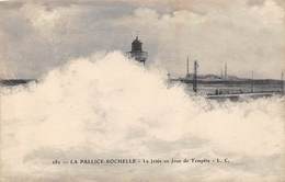 La Rochelle     17      La Jetée, Jour De Tempête. Phare.                (voir Scan) - La Rochelle