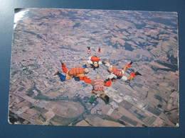 Carte Postale Chute Libre En Formation Bergerac - Parachutespringen