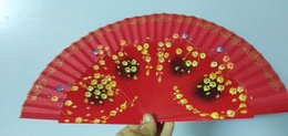 EVENTAIL ROUGE  AVEC FLEURS JAUNE - Fans