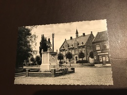 Zonnebeke - Markt Gemeentehuis Heldenmonument  - Uitg. : Huis Dobbelaere - Zonnebeke