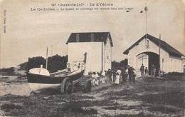 Ile D'Oléron. La Cotinière    17      Le  Bateau De Sauvetage  Est Ramené Dans Son Hangar      (voir Scan) - Ile D'Oléron