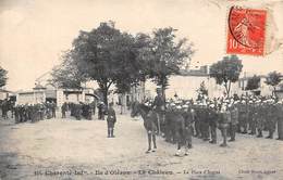 Ile D'Oléron. Le Château D'Oléron   17   Militaires Sur La Place D'Armes     (voir Scan) - Ile D'Oléron