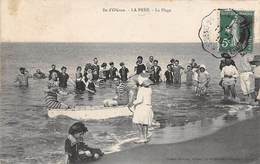 Ile D'Oléron. La Brée Les Bains      17       Baigneurs A La Plage . Une Périssoire         (voir Scan) - Ile D'Oléron