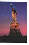 NEW YORK/ Statue De La Liberté De NUIT /Petite CPA Couleurs N° R2 écrite Non Datée (années 80)  TTBE - Statue De La Liberté