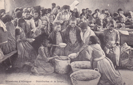 CPA ONG NUTRITION FAMINE En AFRIQUE NOIRE Distribution De La Soupe Au Bénin ? Une Soeur Catholique Au Fond En 1926 - Benin