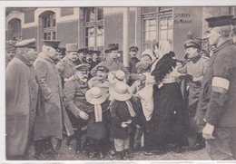 Militaria. JARNY (54) Bahnhof  ( Extérieur GARE. Très Beau Plan : Enfants Et Militaires - Russes ?-  Dont Officiers ) - Jarny