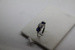 A60049 - Anello In Argento Sterling Pietre Centrale Bianca E Due Pietre Blue  - Misura 8 - Ringe