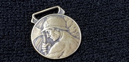 Insigne / Médaille OEUVRE DES PUPILLES DES SAPEURS POMPIERS  FRANCAIS (  Pompier  ) Casque Hache Laiton - Firemen