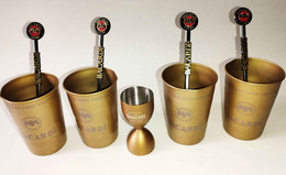 4 Original Goldfarbene BACARDI Metallbecher, Edition Cuba Libre, Limited Edition + 1 Bacardi-Jigger + 4 Stirrer - Swizzle Sticks