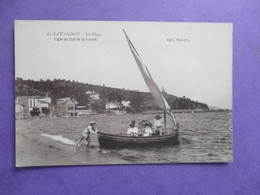 CPA 83 LE LAVANDOU LA PLAGE BATEAU ANIMEE - Le Lavandou