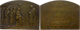Frankreich, Bronzeplakette (ca. 70,10x53mm, Ca. 102,35g), 1918, Von Stern. Av: Familien Von Soldaten Vor Stehender Maria - Other & Unclassified