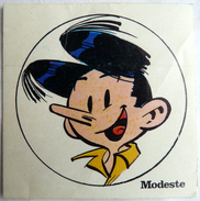 RARE AUTOCOLLANT JOURNAL TINTIN  - 1974 1974 MODESTE ET POMPON FRANQUIN MODESTE 6.5cm - Stickers