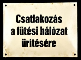 'Csatlakozás A Fűtési Hálózat ürítésére' Feliratú Zománctábla, Apró Kopásokkal, 15×20 Cm - Otros & Sin Clasificación