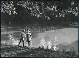 Berekméri Zoltán (1923-1988): Játék A Folyóparton, Feliratozott Fotóművészeti Alkotás, 17×23 Cm - Otros & Sin Clasificación