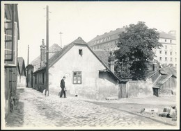 Cca 1935 Budapest, Tabán, Arany Kakas Utca 18., Hátoldalon Feliratozott Fotó, 8×11 Cm - Otros & Sin Clasificación