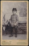 Cca 1900 A Kis Huszár, Keményhátú Fotó Plohn I. Hódmezővásárhelyi Műterméből, 10,5×6,5 Cm - Sonstige & Ohne Zuordnung