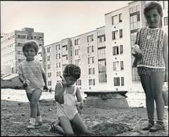 1968 Budapest, Pesterzsébet, Játszó Gyerekek, Sajtófotó, 18×22 Cm - Otros & Sin Clasificación