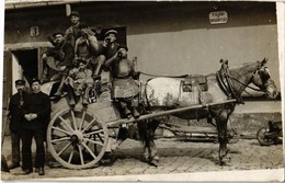 ** T2 Budapest, Italozó Szemétszállítók A Munka Végén, 'Tilos A Dohányzás' Tábla. Photo - Sin Clasificación