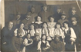 T2 1915 Szászváros, Broos, Orastie; Katonák és Népviseletbe öltözött Lányok / WWI K.u.K. (Austro-Hungarian) Soldiers, Fo - Ohne Zuordnung