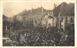 T2 1938 Érsekújvár, Nové Zamky; Bevonulás, Magyar Zászlók / Entry Of The Hungrian Troops, Hungarian Flags + '1938 Érsekú - Sin Clasificación