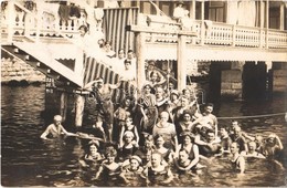 T2 1913 Abbazia, Opatija; Fürdőzők Csoportképe, Lány Korabeli úszógumival / Bathing People In The Sea, Girl With Early S - Altri & Non Classificati