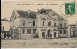 D79 - LA MOTHE ST HERAYE - L'HÔTEL DE VILLE - 2 Personnes De Chaque Côté De La Porte - La Mothe Saint Heray