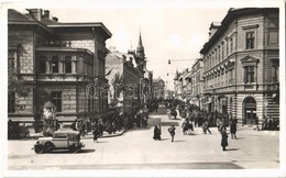 T2 1942 Szabadka, Subotica; Kossuth Lajos Utca, Autó, Gyülekezés Felvonuláshoz, Rendőr / Street, Automobile, Policeman,  - Sin Clasificación