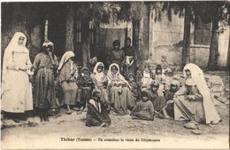 * T2 1940 Thibar, En Attendant La Visite Du Dispensaire / Nuns With Native Women And Girls, Folklore - Autres & Non Classés