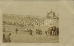 ** T1/T2 Osztrák-magyar Katonák Menetelése Egy Hídon, Díszkapu / WWI Austro-Hungarian K.u.K. Military, Soldiers Marching - Ohne Zuordnung