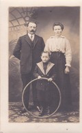 Carte-Photo. ENFANT AU CERCEAU Et Ses Parents  (ni Datée, Ni Située) - Giochi, Giocattoli