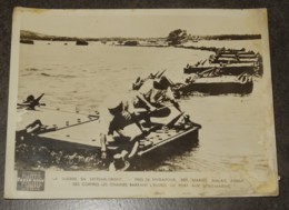 ANCIENNE PHOTO DE PRESSE PARIS SOIR, PRES DE SINGAPOUR, MARINS MALAIS FIXENT DES COFFRES LES CHAINES BARRANT ENTREE PORT - Singapour