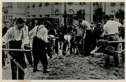 NS-JUDAIKA WK II - Polnischer Kriegsschauplatz - JUDEN Schütten Die Luftschutzgräben Auf Dem Freiheitsplatz In LODZ Zu.. - Jodendom