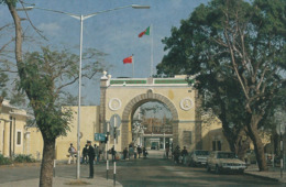 MACAU - 1980'S THE BORDER GATE BETWEEN CHINA AND MACAU & BOTH FLAGS PPC - - Macao