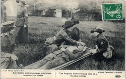 CROIX ROUGE - Les Dames Ambulancières Soignant Un Blessé - Red Cross