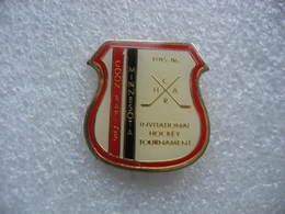 Pin's D'une Invitation Pour Un Tournoi De Hockey Entre Les Coons Rapids Et Minnesota. Saison 85-1986 - Eiskunstlauf