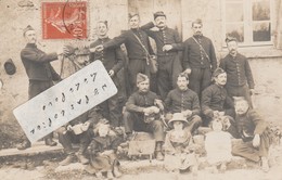 Militaires Qui Posent En 191? ( Carte Photo Envoyée De La Nièvre à Destination De L'Yonne ) - Autres & Non Classés