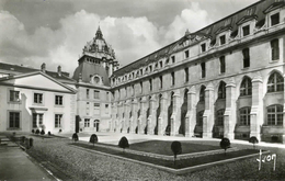 75 .20632 . Paris . Hopital Militaire Du Val De Grace .cour Broussais .cpsm . - Santé, Hôpitaux