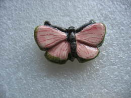 Delcampe - Pin's En Porcelaine, Beau Papillon De Couleur Rose - Bowling