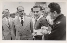 Carte Photo 1955 Le Haut Commissaire Et Le Maire De Brazaville Félicite Un Champion Cycliste - Afrique