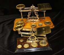 POSTAL SCALES 19thC Brass Postal Scale With Comprehensive Engraved 'Rates Of Postage' Platform On Serpentine Walnut Base - Sonstige & Ohne Zuordnung