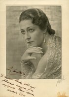 JOHNSON, AMY (1903-41) English Pioneer Aviatrix, Photograph (9x11) Head & Shoulders Pose, Signed 'Amy Mollison' At A Cle - Autres & Non Classés